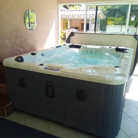 De 6 Chambres Avec Piscine Privee Jacuzzi Et Terrasse A Saint Martin D'entraigues *
